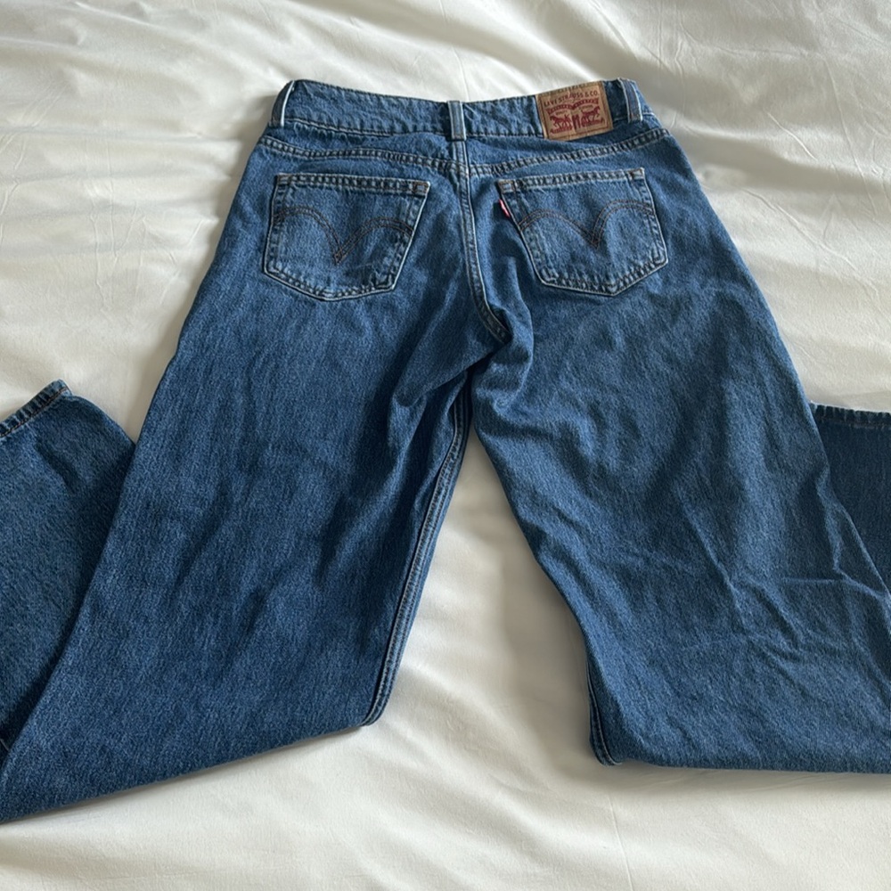 Levi’s super low rise, double buttoned, wide leg jeans!! Size 28